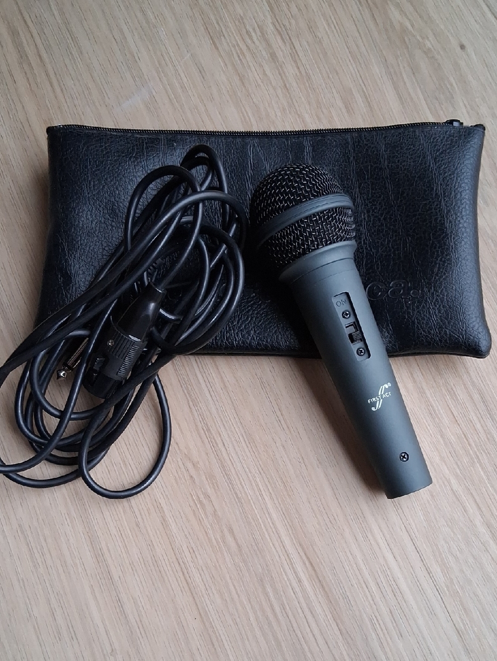 1st Act Wired Handheld Microphone with Cable – Black